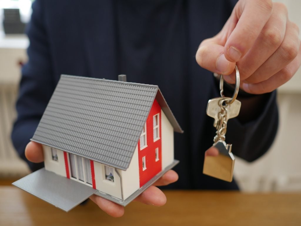 Según el portal de noticias Primicias, Cuatro gastos extra que hay que pagar al comprar vivienda en Ecuador
