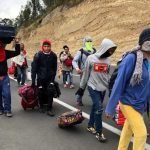 Cerca de 200 ciudadanos venezolanos han salido diariamente de Perú a través de la frontera con Ecuador, un día después de que expirara el plazo para regularizar su situación migratoria el pasado 10 de noviembre.