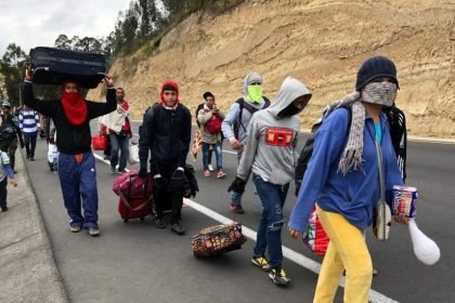 Cerca de 200 ciudadanos venezolanos han salido diariamente de Perú a través de la frontera con Ecuador, un día después de que expirara el plazo para regularizar su situación migratoria el pasado 10 de noviembre.