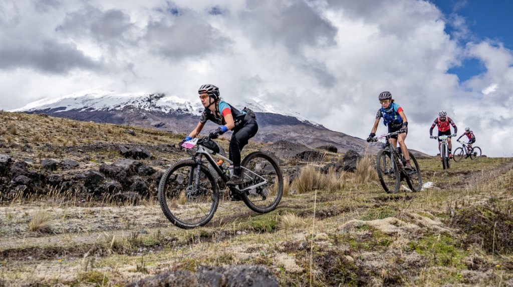 Cientos de entusiastas del ciclismo se congregaron recientemente para participar en la desafiante Vuelta al Cotopaxi, un evento único que pone a prueba la resistencia física y mental de los deportistas