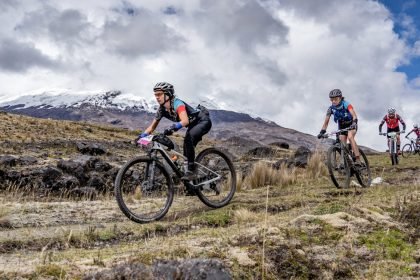 Cientos de entusiastas del ciclismo se congregaron recientemente para participar en la desafiante Vuelta al Cotopaxi, un evento único que pone a prueba la resistencia física y mental de los deportistas