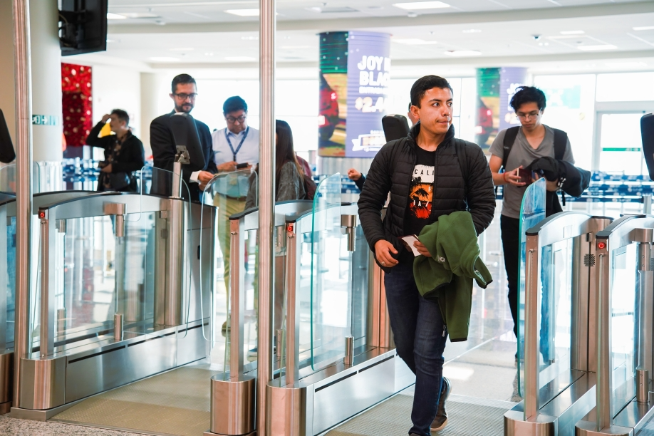 Puertas biométricas colocadas en Aeropuerto de Quito