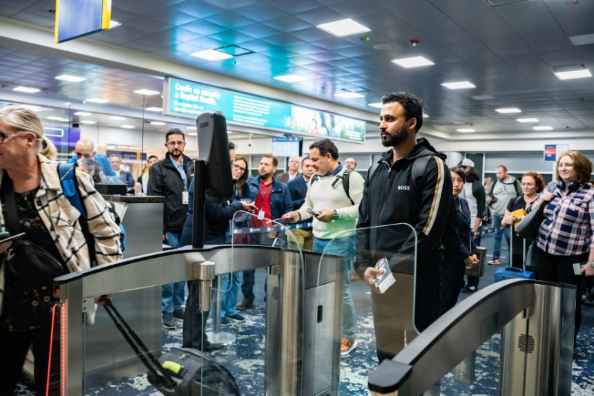 Puertas biométricas colocadas en Aeropuerto de Quito