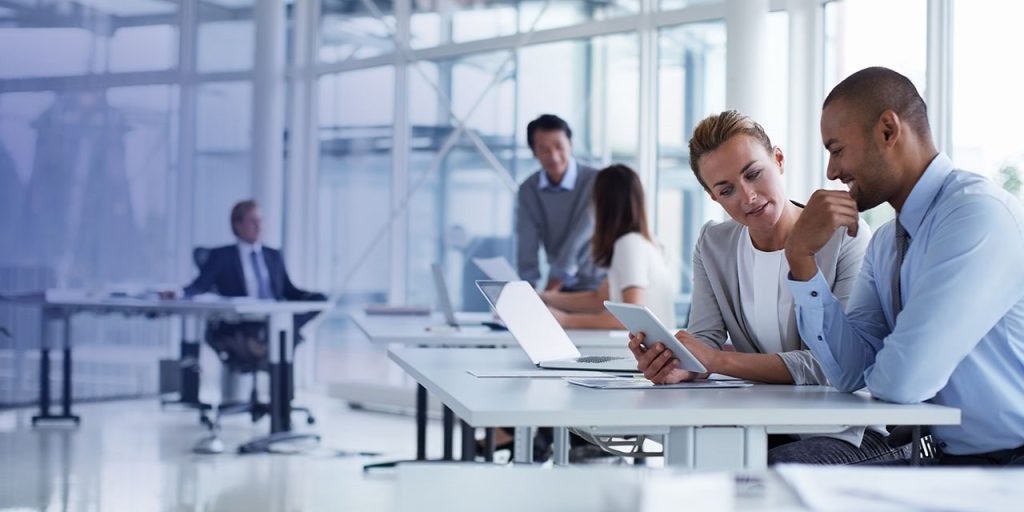 La transformación digital es un proceso que facilita la interacción entre empresas y clientes a través de diversos canales cibernéticos, impulsando una experiencia de servicio más satisfactoria.