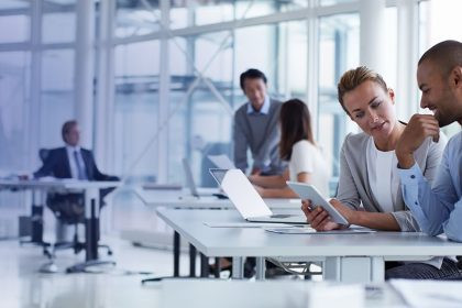 La transformación digital es un proceso que facilita la interacción entre empresas y clientes a través de diversos canales cibernéticos, impulsando una experiencia de servicio más satisfactoria.