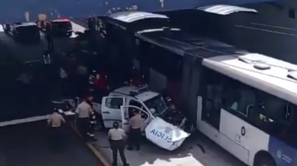 detalles del reciente accidente de tránsito en Quito el 29 de enero, protagonizado por un Trolebús y una patrulla policial.