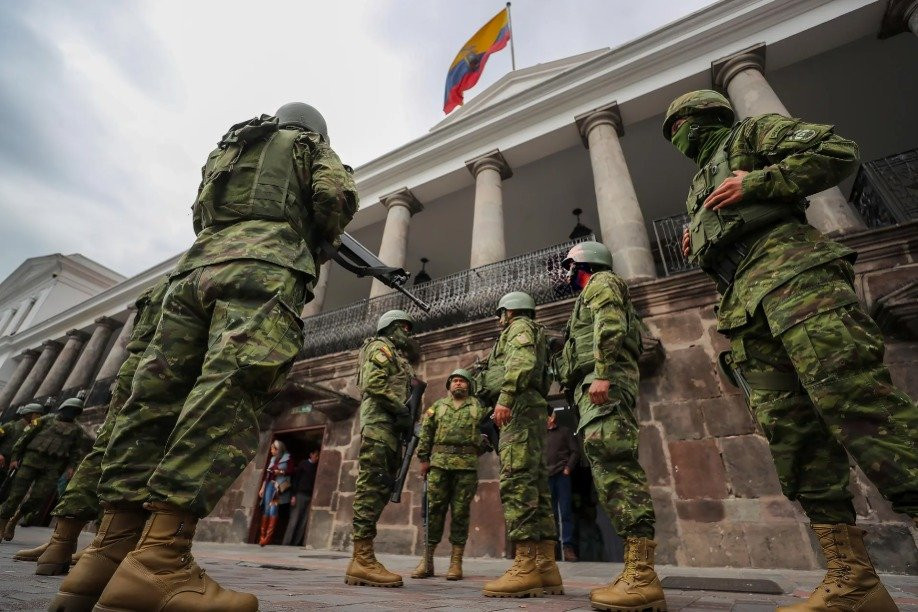 Daniel Noboa, combatir el crimen organizado en Ecuador, abordando los desafíos y resistencias en medio de un conflicto armado interno.