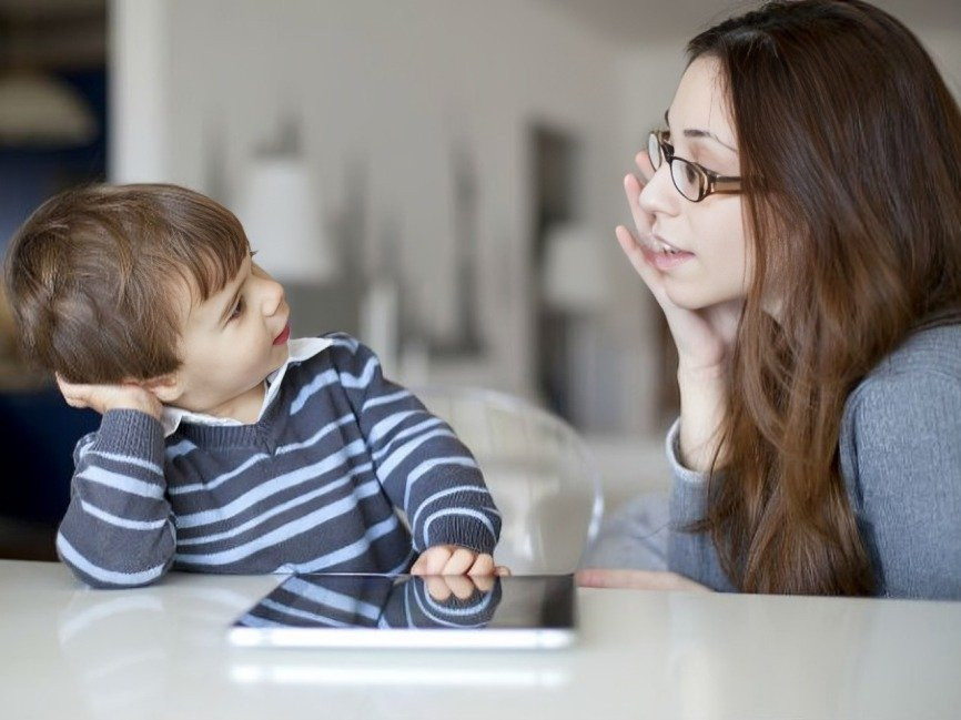 Hablar con los niños sobre malas noticias puede ser un desafío, pero es importante abordar el tema de manera cuidadosa y compasiva.