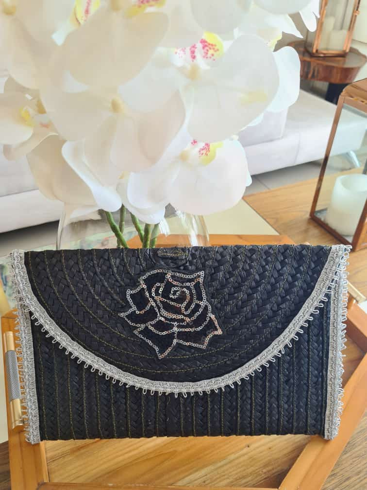 resurgimiento de las carteras de paja toquilla, accesorios elegantes y sostenibles que están transformando la moda urbana.