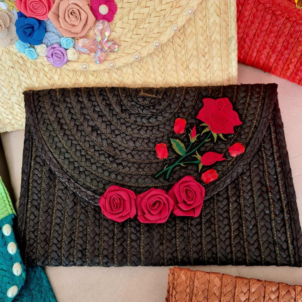 resurgimiento de las carteras de paja toquilla, accesorios elegantes y sostenibles que están transformando la moda urbana.