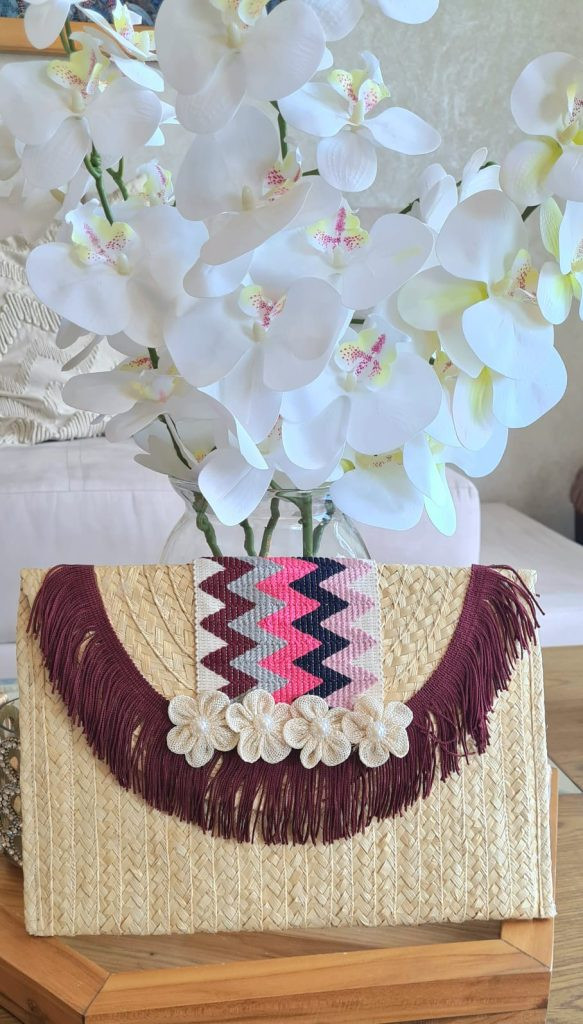 resurgimiento de las carteras de paja toquilla, accesorios elegantes y sostenibles que están transformando la moda urbana.