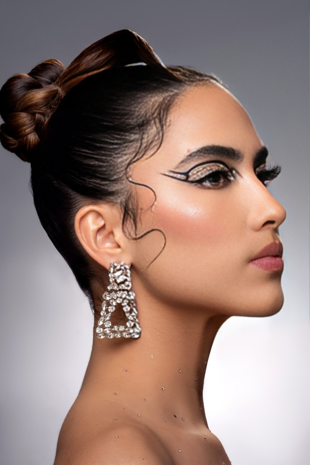 Adrián Ruilova: desde Ecuador hasta las pasarelas internacionales. Conoce su viaje inspirador en la industria de la moda y el maquillaje.