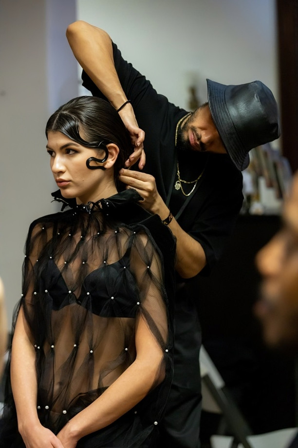 Adrián Ruilova: desde Ecuador hasta las pasarelas internacionales. Conoce su viaje inspirador en la industria de la moda y el maquillaje.
