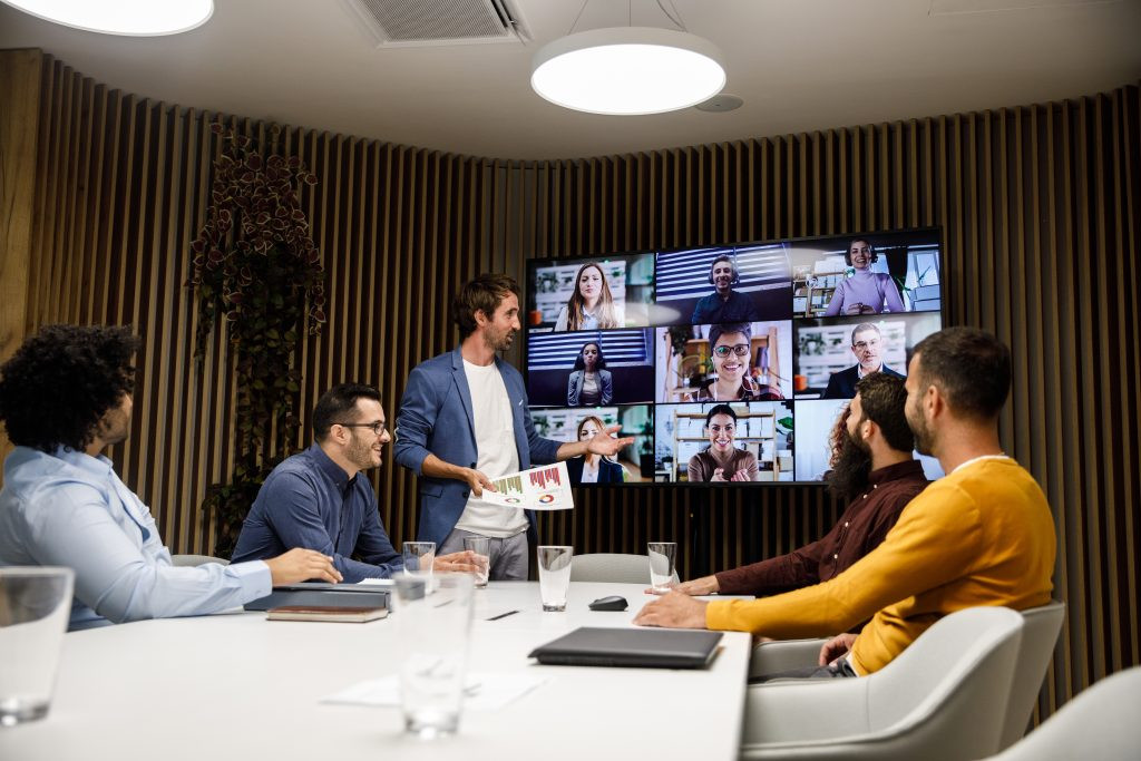 Connectbase está revolucionando la conectividad digital en América Latina.  Conecta con los mejores proveedores de infraestructura digital