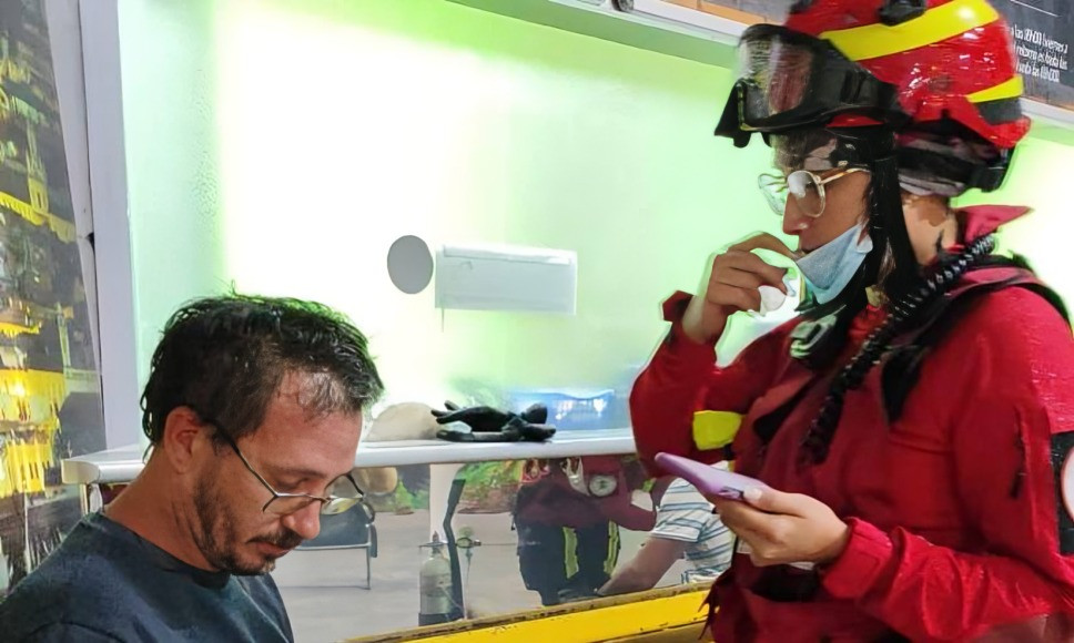 el Cuerpo de Bomberos de Quito llevó a cabo con éxito el rescate de personas atrapadas en el Teleférico de la ciudad.