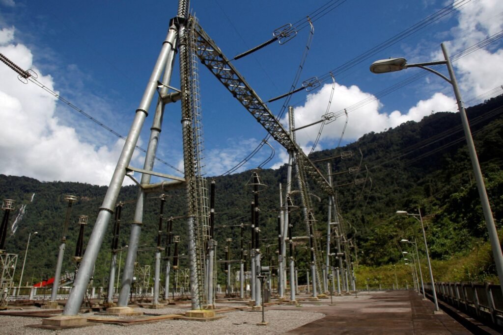 Ecuador enfrenta una grave crisis energética con apagones en Quito y Guayaquil, llevando al gobierno a tomar medidas drásticas.
