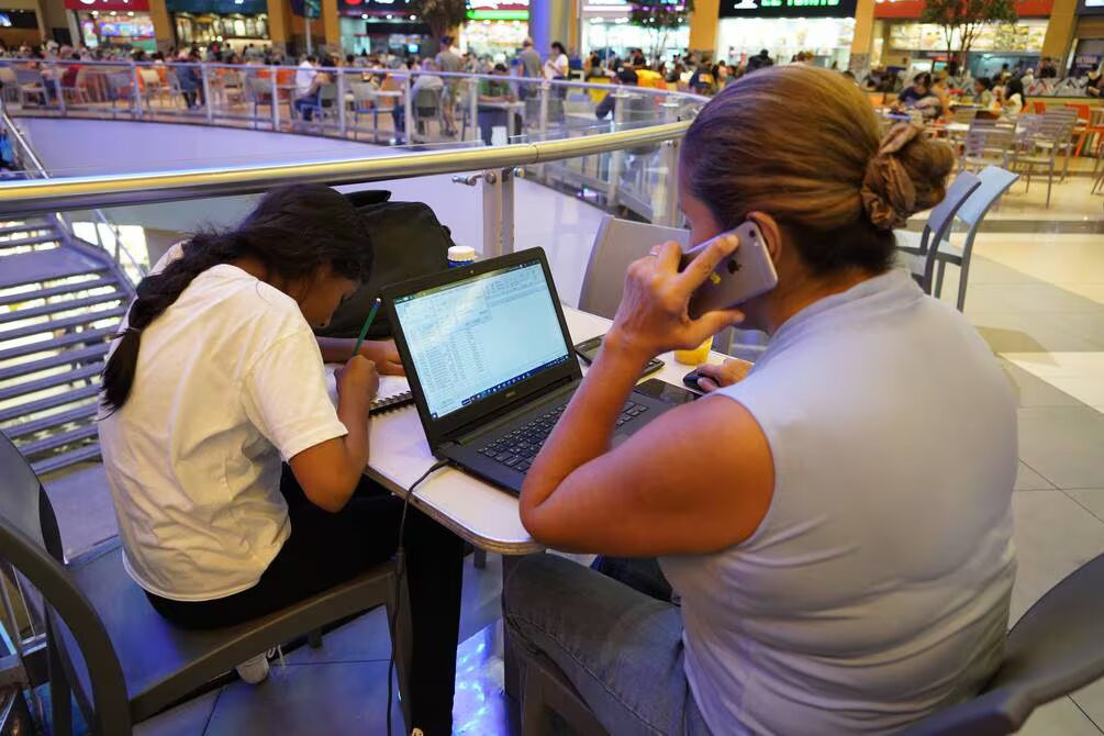 Ante los cortes de luz en Guayaquil, los residentes buscan soluciones dentro del City Mall para seguir con sus actividades diarias.