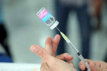 La OMS presenta un estudio que revela cómo la vacunación ha salvado la vida de 154 millones de personas en medio siglo.