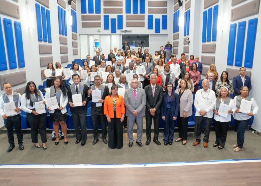 World Vision, el Ministerio de Trabajo y el Infotep certifican a 44 participantes con un diplomado en contra el trabajo infantil.