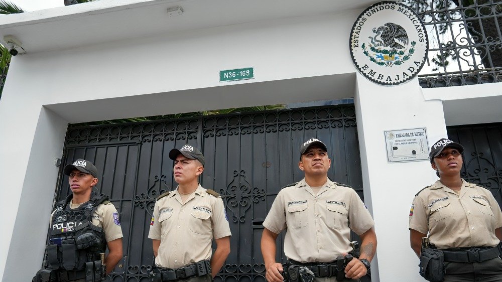Ecuador recibe condena internacional por el asalto a la embajada mexicana en Quito, desencadenando la ruptura de relaciones diplomáticas.