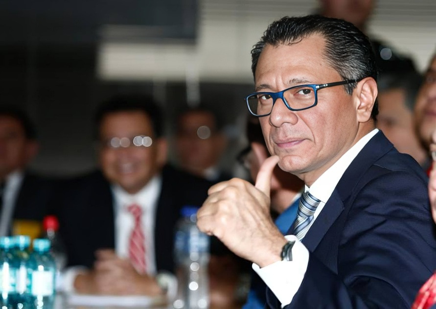 México rompe relaciones diplomáticas con Ecuador después de que la policía irrumpiera en la embajada en Quito
