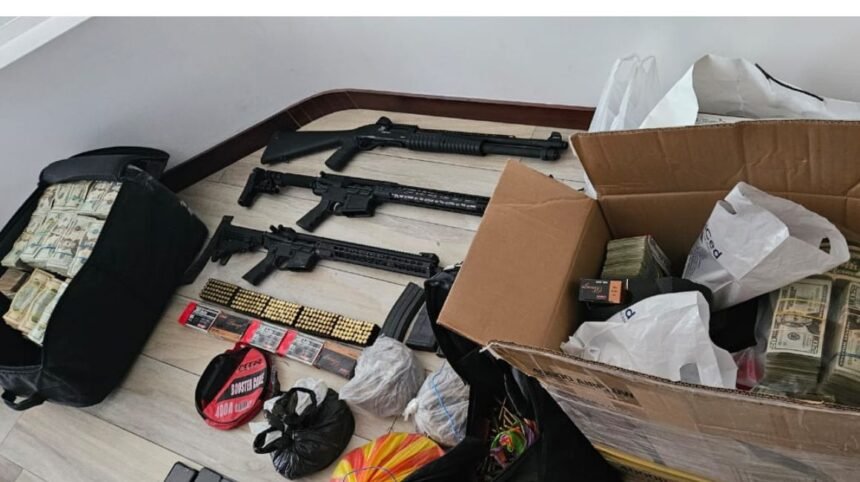 La Fiscalía y la Policía ejecutaron el Operativo Jaguar, desarticulando una red criminal vinculada al tráfico de drogas y armas.