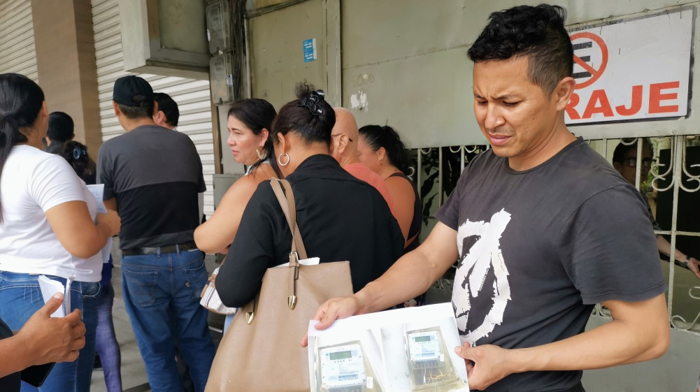 Aumento de tarifas eléctricas genera reclamos masivos en Guayaquil y Durán por alzas de hasta diez veces en las planillas.