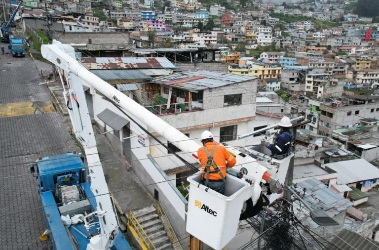 Ecuador enfrentó una crisis energética sin precedentes con un apagón a escala nacional, afectando a más de 18 millones de habitantes.