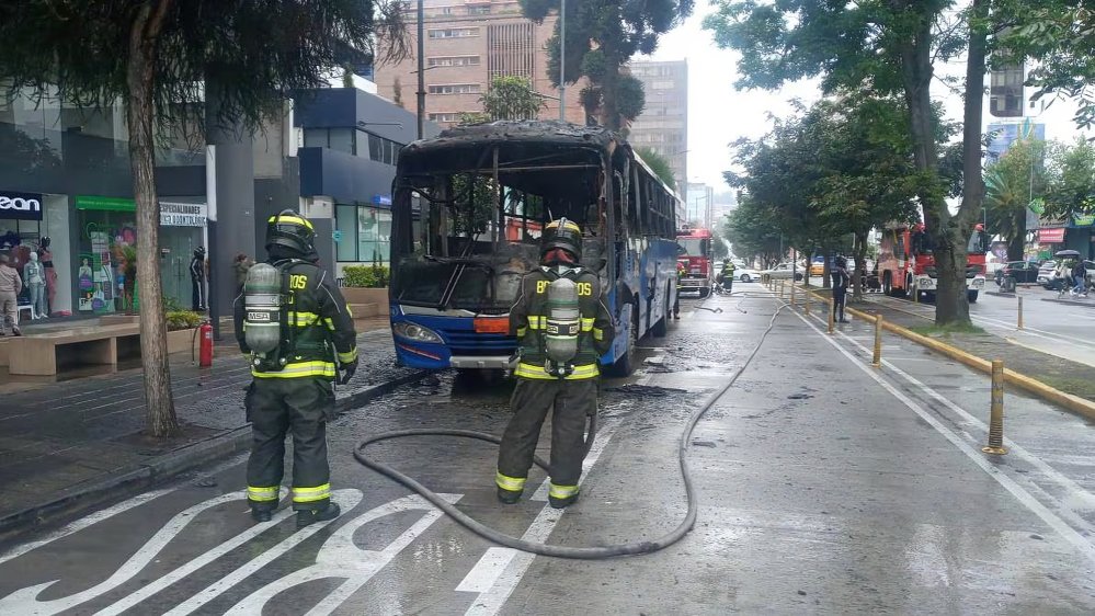 Incendio de autobús en Quito causa cierre temporal de la avenida Cristóbal Colón. No se reportaron heridos.