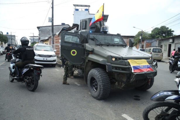 La Policía Nacional, junto con fuerzas militares, ha desmantelado una oficina paralela en Fincas Delia, implicada en trámites ilegales.
