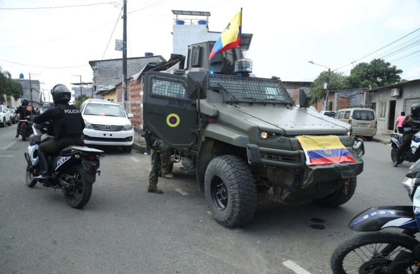 La Policía Nacional, junto con fuerzas militares, ha desmantelado una oficina paralela en Fincas Delia, implicada en trámites ilegales.