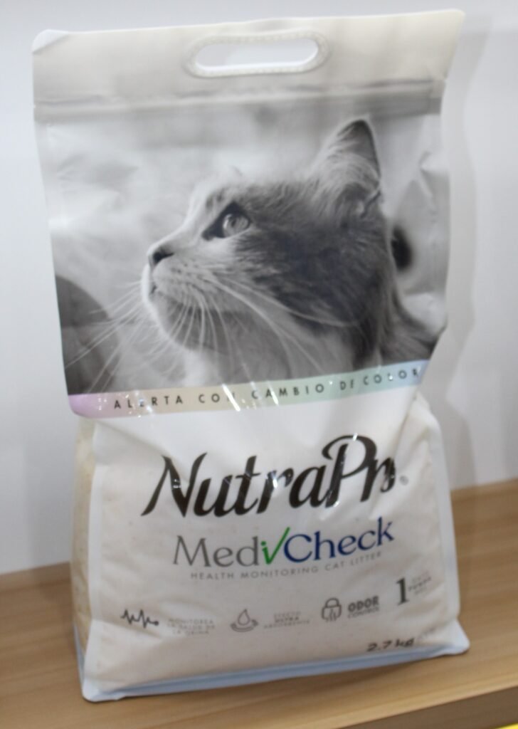 Salud de los gatos mejorada con NUTRAPRO MEDICHECK: La nueva arena de Agripac detecta problemas urinarios y facilita el cuidado preventivo.