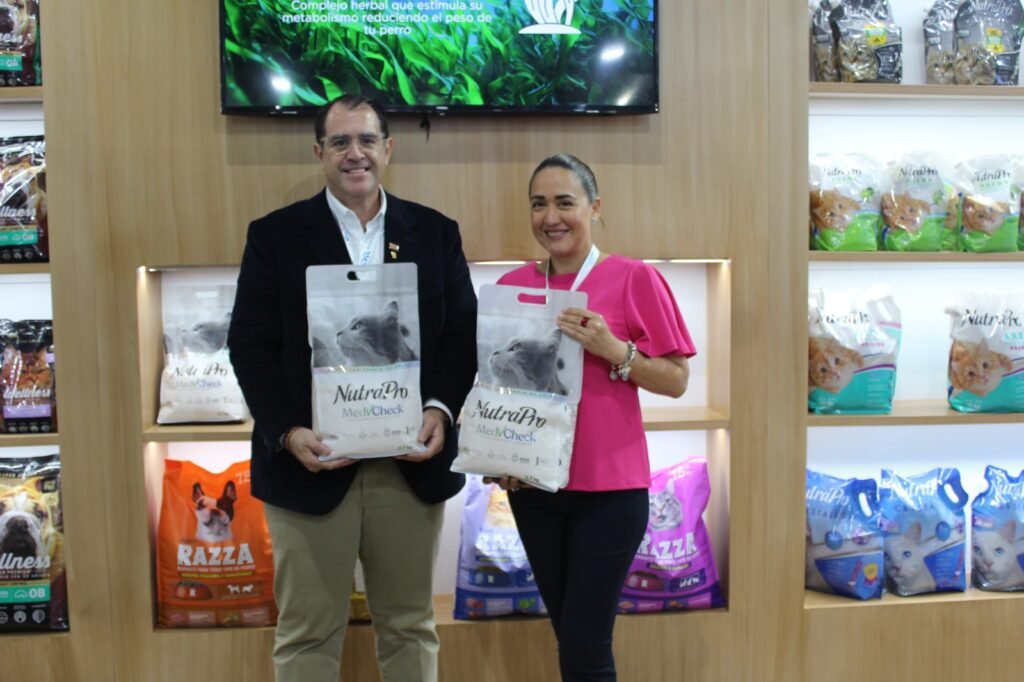 Salud de los gatos mejorada con NUTRAPRO MEDICHECK: La nueva arena de Agripac detecta problemas urinarios y facilita el cuidado preventivo.