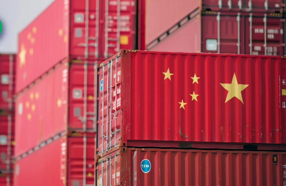Exportaciones ecuatorianas caen un 27% en el primer cuatrimestre de 2024, mientras que envíos a otros destinos crecen un 8%.