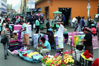 Empleo informal en Ecuador alcanza el 53,5%, reflejando un aumento en la precariedad laboral y la falta de regulación adecuada.