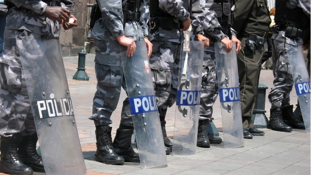 Presunto suicidio policial en Quito conmociona a vecinos. Autoridades investigan la muerte de un agente en servicio activo.