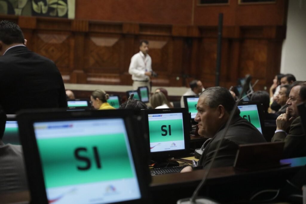 La Asamblea Nacional aprobó con 79 votos una ley clave para regular y controlar las armas en Ecuador, buscando fortalecer el orden público.