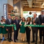 Conexión cafetera local llega a Ecuador con la apertura de la primera tienda Starbucks en Quito, marcando un hito en su expansión.