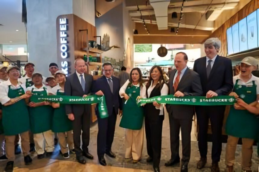 Conexión cafetera local llega a Ecuador con la apertura de la primera tienda Starbucks en Quito, marcando un hito en su expansión.