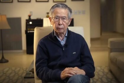 Alberto Fujimori fallece a los 86 años por complicaciones de salud, marcando el final de su vida política.