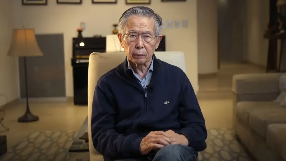 Alberto Fujimori fallece a los 86 años por complicaciones de salud, marcando el final de su vida política.