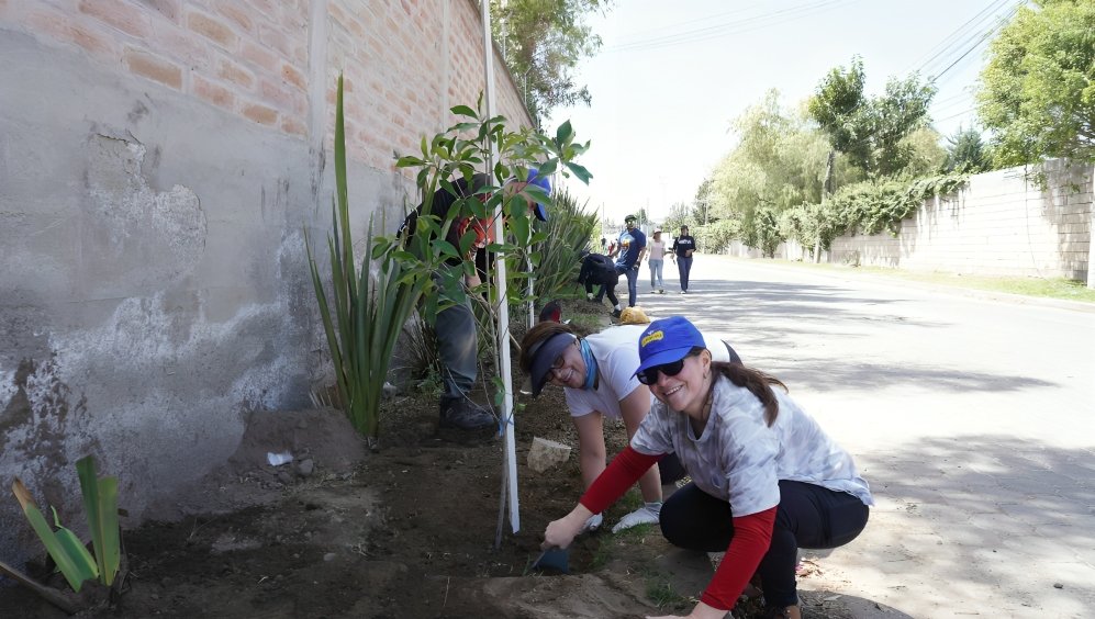 La Holandesa apoya un ambicioso proyecto ambiental en Puembo para plantar 18,000 árboles y promover la sostenibilidad en Ecuador.