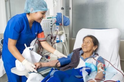 Descubre cuáles son los tratamientos más costosos en Ecuador, incluyendo cáncer, insuficiencia renal y enfermedades raras.