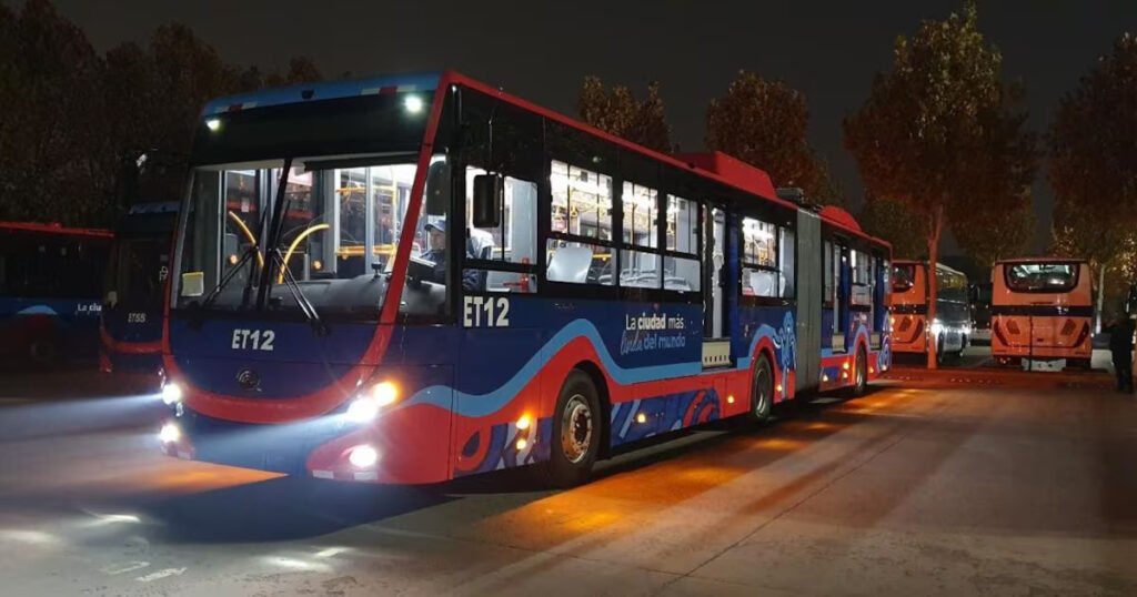 En Quito, una nueva flota de 60 trolebuses 100 % eléctricos ha llegado para modernizar el sistema de transporte público.