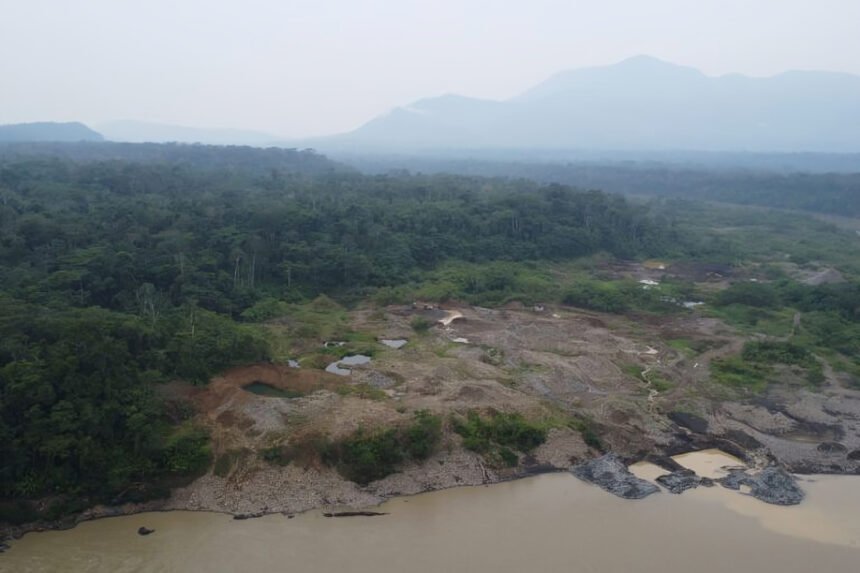 Minería ilegal en Ecuador amenaza ríos y comunidades indígenas, causando devastación ambiental y resistencia shuar para proteger.