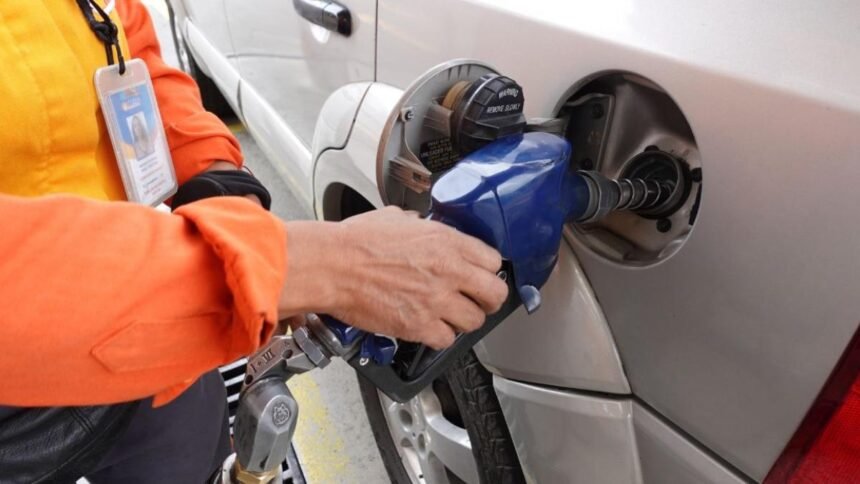 En febrero, la gasolina extra tendrá un subsidio de 10 centavos por galón, mientras los distribuidores piden la liberalización de precios.