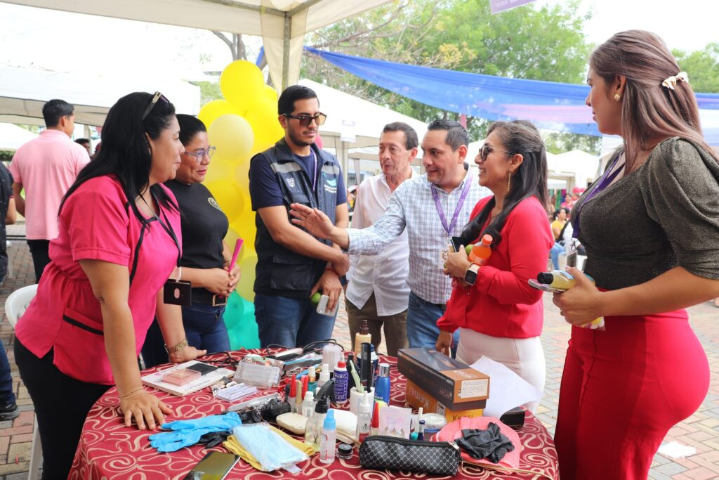 El presidente Daniel Noboa recorrió la feria Emprende en Guayaquil, donde emprendedores exhibieron productos.