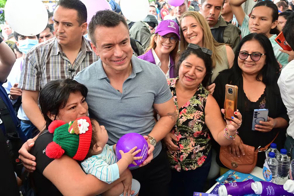 El presidente Daniel Noboa recorrió la feria Emprende en Guayaquil, donde emprendedores exhibieron productos.