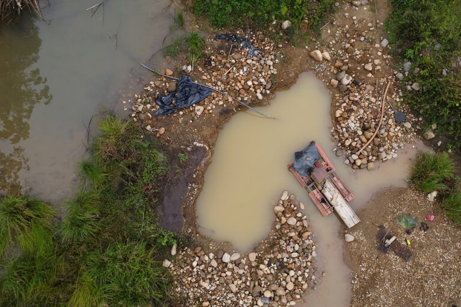 Minería ilegal en Ecuador amenaza ríos y comunidades indígenas, causando devastación ambiental y resistencia shuar para proteger.