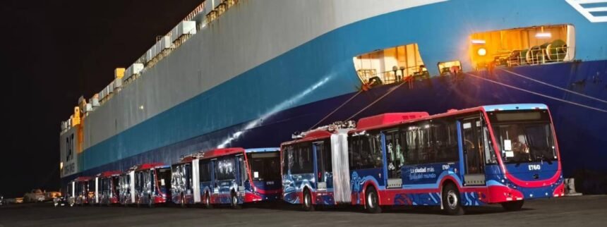 En Quito, una nueva flota de 60 trolebuses 100 % eléctricos ha llegado para modernizar el sistema de transporte público.